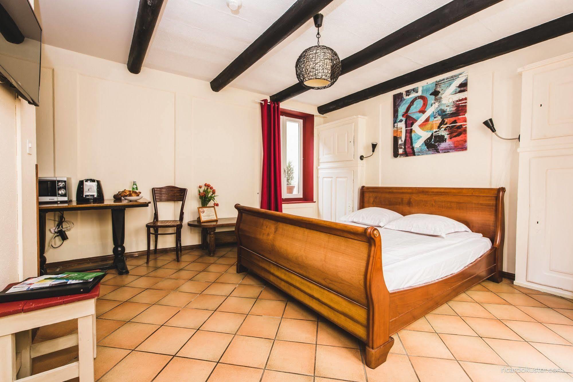 Aux Chambres Du Banneret Neuchatel Luaran gambar