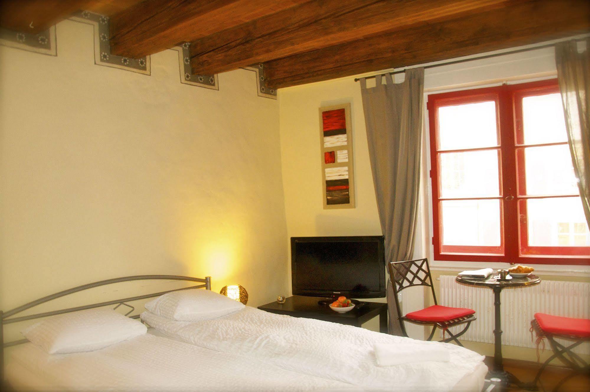 Aux Chambres Du Banneret Neuchatel Luaran gambar